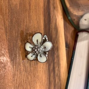 Flower ring, rhinestone, silver tone & cream color on stretch band.